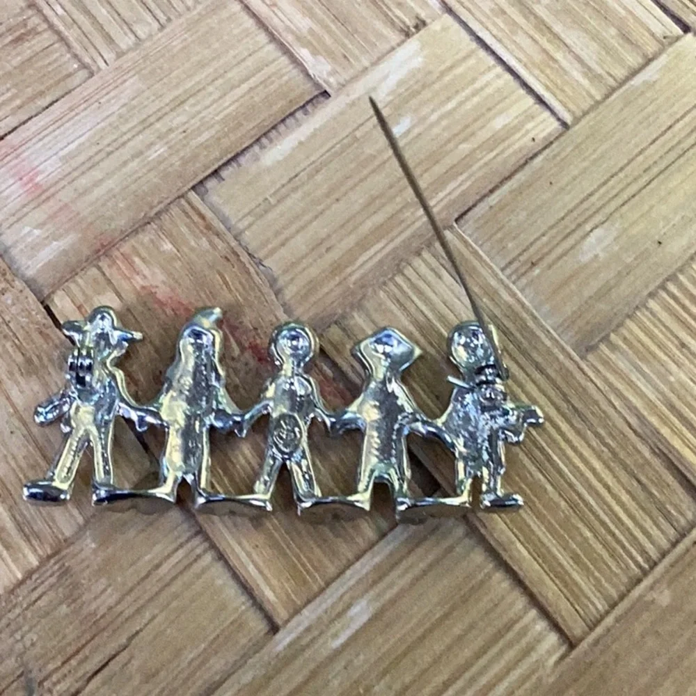 Vintage‎ Premier Silver Children Of The World Holding Hands Peace Love Unity Pin